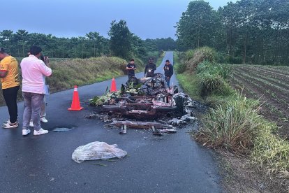 El carro quedó destrozado luego del atentado.