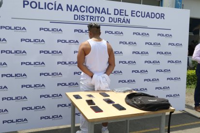 El sujeto tenía ropa similar a la de un enfermero.