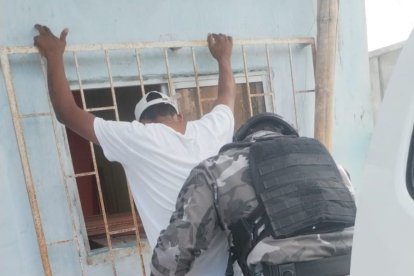 La Policía inicia labores de búsqueda para dar con los sospechosos del crimen.