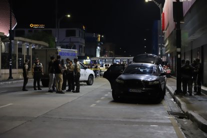 La victima viajaba en un vehículo negro cuando ocurrió el ataque violento.