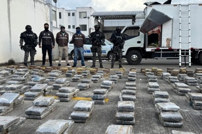 La droga y el camión con el doble fondo fueron ingresados como evidencia a las bodegas de la Policía Nacional