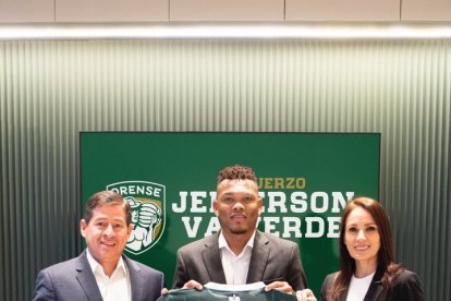 Jefferson Valverde junto a los directivos, Darwin Palacios y la presidente Martha Romero.