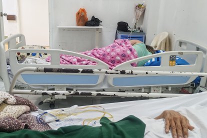 En el Teodoro Maldonado, los familiares deben llevar hasta las regletas para conectar las máquinas de los pacientes.