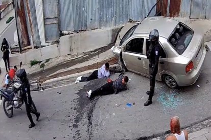 Cámaras de videovigilancia registraron el cruce de balas entre policías y delincuentes.