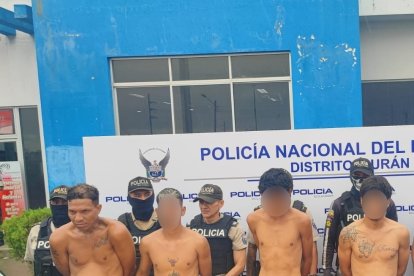 El procesado (primero de izquierda a derecha) fue detenido en el cerro Las Cabras.