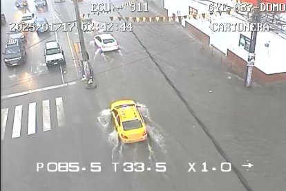 Varias calles han sido anegadas en Guayaquil por las lluvias.