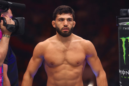 El peleador armenio se bajó de la disputa por el título, un día antes del combate.