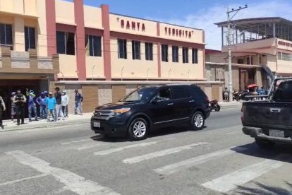 El carro en el que se movilizaba la funcionaria.
