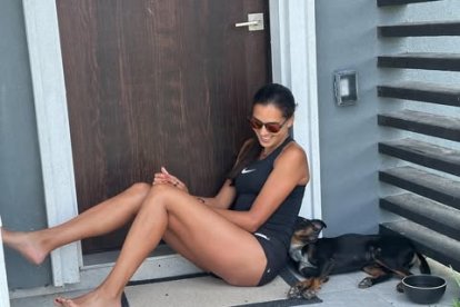 'La Flaca' junto a Óscar, el perro que la acompaña a correr.