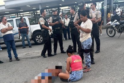 La mujer quedó tendida luego de recibir los disparos.
