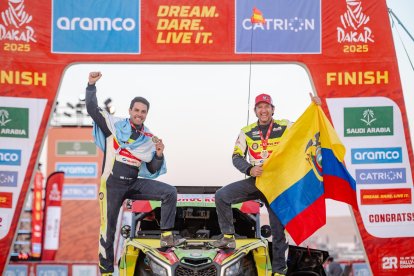 El ecuatoriano Sebastián Guayasamín (d) y su copiloto, el argentino Fernando Acosta, posan orgullos en la linea de meta tras terminar el Dakar.