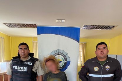 La mujer que llevaba consigo a la criatura y la lanzó al piso fue aprehendida en Cuenca.