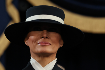 Melania Trump optó por un elegante look en blanco y negro con gran sombrero