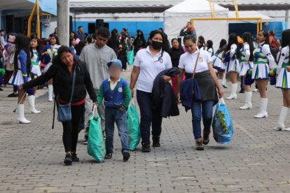 Cada semana, más de 100 canastas de víveres son entregadas a las familias más necesitadas.