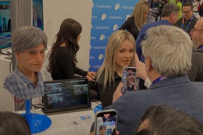 Aria (der.), ¿la robot que puede poner fin a la soledad?