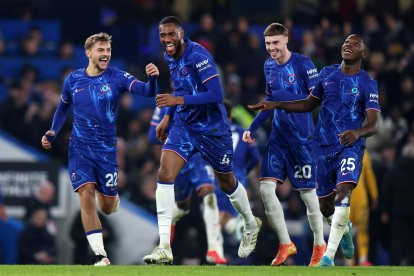 Moisés Caicedo (25) celebra con sus compañeros el triunfo de Chelsea.