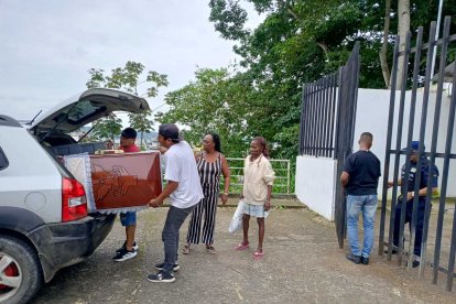 El joven asesinado, al salir de su casa, fue retirado por sus parientes.