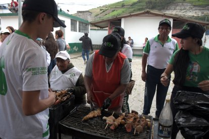 La familia de Jefferson Quishpe vendió comida para recaudar fondos para lo operación.