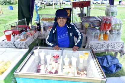 Rosa prepara los helados durante los días laborables y los vende el  fin de semana.
