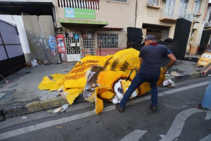 El artesano Mauricio Figueroa mueve parte de la cabeza del Garfield gigante que elaboró para exhibirlo en diciembre.