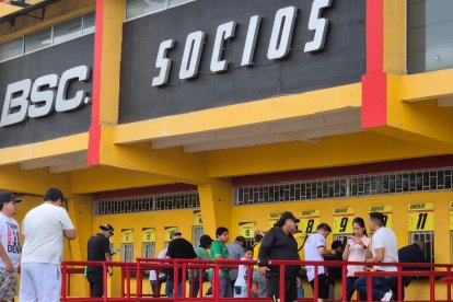 Socios de Barcelona SC en la ventanilla del estadio Monumental.