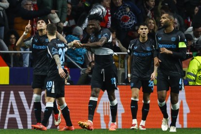 Piero Hincapié celebra su gol con sus compañeros.