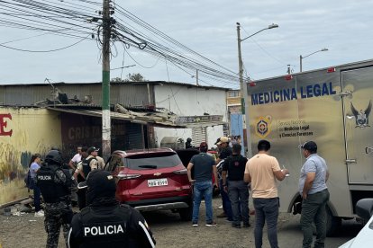 Agente de Criminalística realizaron el procedimiento de levantamiento de indicios.