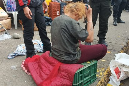 La mujer que sacó un feto sin vida de una casa de salud de Cuenca quedó en libertad.