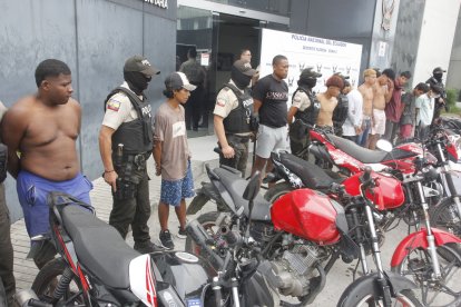 Los detenidos en un operativo efectuado en Guayaquil.
