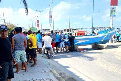 Comuneros pusieron una lancha en media vía para protestar por los robos.