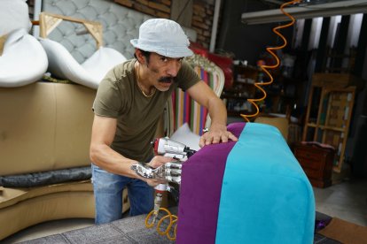 Todos los días, Ángelo trabaja en el segundo piso desde donde saluda como el personaje de El Chavo del Ocho.