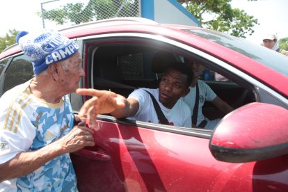 Romario Caicedo (d), lateral y capitán del Bombillo, escuchó a su salida del Polideportivo las quejas de Clemente por la falta de gol y errores defensivos del equipo.