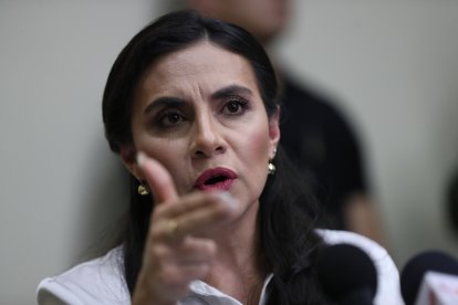 El Gobierno ya le compró el pasaje a Verónica Abad.