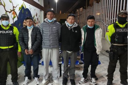 Los jóvenes se movilizaban en motos.