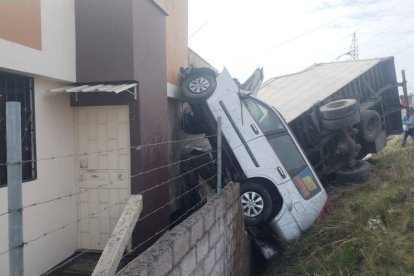 El camión arrastró un auto y ambos quedaron estrellados sobre la pared de una vivienda en el sector Seminario en Ambato.
