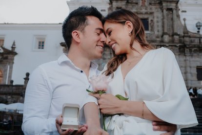 El anillo de compromiso lo entregó a su novia el junio del año pasado en la Plaza Grande.