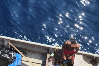 Los ciudadanos se encontraban en una lancha de madera.