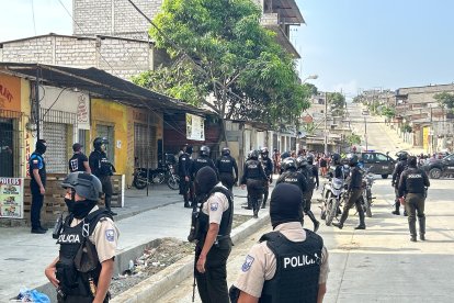 La Policía Nacional llegó a Flor de Bastión para recabar indicios.