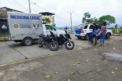 Un hombre fue asesinado cuando estaba tomando con un amigo, en el portal de su casa.