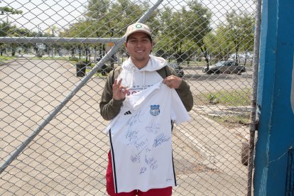 La camiseta de Benavides cuenta con más de 20 firmas de futbolistas eléctricos.