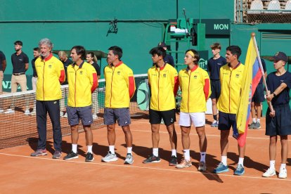 El capitán Raúl Viver con los integrantes de la selección de Ecuador para este reto de la Davis ante los charrúas.