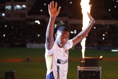 Con un sonoro aplauso de la hinchada de Liga de Quito fue recibido Carlos Gruezo.