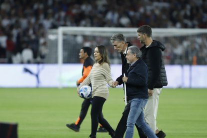 Edgardo Bauza ingresó a la cancha acompañado por su esposa y su hijo mayor.
