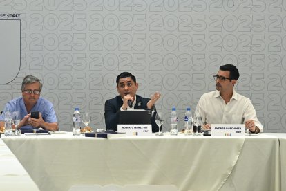 Roberto Gilbert Febres-Cordero, Roberto Ibáñez Romero (c) y Andrés Guschmer durante la presentación del proyecto deportivo.