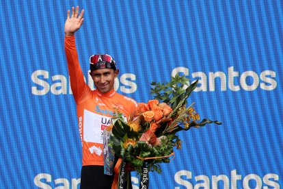 Jhonatan Narváez en el podio como campeón del Santos Tour Down Under.