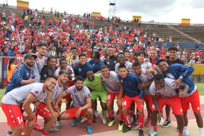 Los jugadores de El Nacional fueron a festejar el título de la Copa AFNA con sus hinchas.