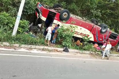 El bus terminó volteado y las autoridades llegaron al sitio para atender la situación.