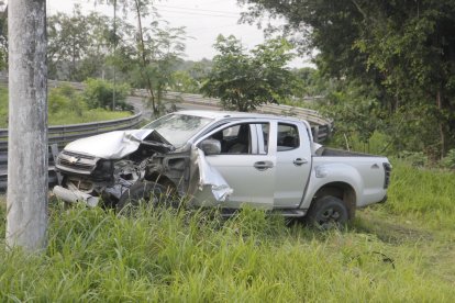 Una de las camionetas en las que se movilizaban los implicados se estrelló contra una patrulla y una baranda. El ciudadano iba dentro.