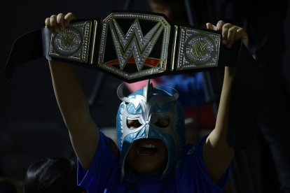 Los niños fueron los que más disfrutaron durante la noche de lucha libre.
