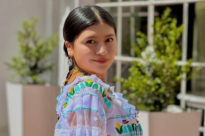 La joven otavaleña canta en varios idiomas.